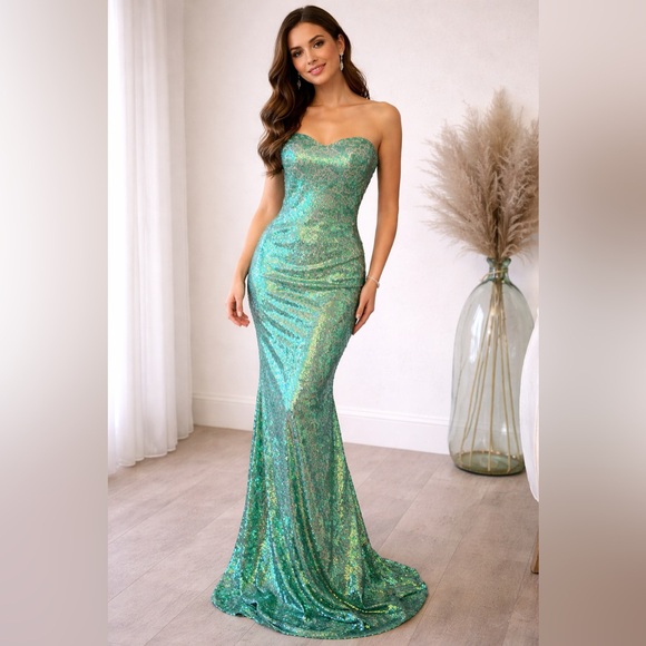 La Femme Dresses & Skirts - NWT La Femme mermaid strapless Dress Size 4